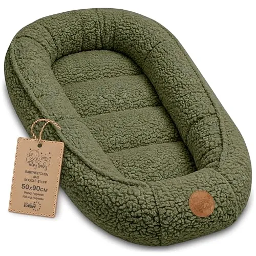 Babynestchen aus Boucle - Tragbares Kuschelnest für Neugeborene in Olivgrün - Vielseitiges Babynestchen für Babybetten und unterwegs. Hergestellt aus hochwertigem, atmungsaktivem Boucle-Stoff für maximalen Komfort. Einfach waschbar und in modernem Design, ideal für Jungen und Mädchen.