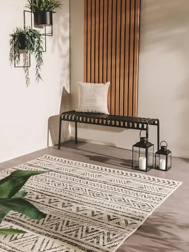 benuta Nest Teppich Cleo - Weiß/Schwarz 80x150 cm - Pflegeleichter Outdoor-Teppich im Boho-Style - Vielseitiger In- und Outdoor-Teppich Cleo in elegantem Zickzack-Design. Ideal für Wohnzimmer, Schlafzimmer oder Balkon. Wetterbeständige Kunstfaser sorgt für langanhaltende Freude und einfache Reinigung.