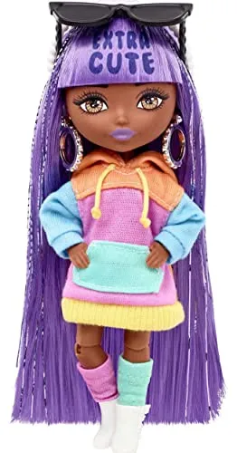 Barbie Extra Minis - Schwarze lila Haare, buntes Sweatshirt-Kleid und coole Accessoires, ideales Geschenk für kreative Kinder von 3 bis 10 Jahren