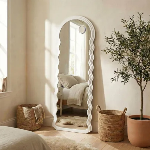 SONGMICS Wellenförmiger Standspiegel mit Vergrößerung, eleganter Ganzkörperspiegel für jeden Raum - Eleganter, wellenförmiger Standspiegel für Wohnzimmer, Schlafzimmer oder Flur. Mit Vergrößerungsspiegel für perfekte Outfit-Checks. Robuste Konstruktion sorgt für Langlebigkeit und Stabilität.