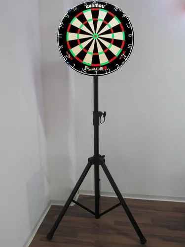 Winmau Blade 6 Sisal Steel Dartboard Set mit Ständer - Komplettangebot für Darts-Fans: Hochwertiges Bristle-Sisal Dartboard mit mobilem Ständer für flexibles Spielen überall.