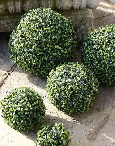 artplants Buchsbaumkugel Heinz, Ø40cm - Künstliche Pflanze - Dekorative Buchsbaumkugel aus hochwertigem Kunststoff, Ø40cm, ideal für die kreative Gestaltung von Innenräumen oder Gärten. Pflegeleicht und langlebig für vielseitige Anwendungen.