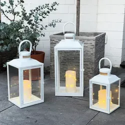 3er Set Gartenlaternen aus Metall - Windlichter in Weiß - Elegante Gartenlaternen aus pulverbeschichtetem Metall, in drei Größen, ideal für stimmungsvolle Beleuchtung und kreative Lichtarrangements im Außenbereich.