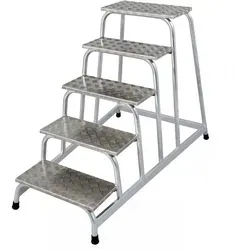 Euroline Alu-Montagetritt Nr. 335 1 x 5 - Leiter mit stabiler, verschweißter Aluminiumkonstruktion, 240 mm tiefen Stufen und rutschsicheren Fußkappen für maximale Sicherheit beim Arbeiten in der Höhe.