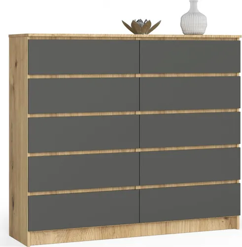 Kommode AKORD K140 - Eiche Artisan mit 10 Schubladen - Stilvolle Kommode in Eiche Artisan, 138 cm breit, mit 10 geräumigen Schubladen für optimalen Stauraum und eine elegante Ablagefläche. Ideal für jedes Wohnambiente.