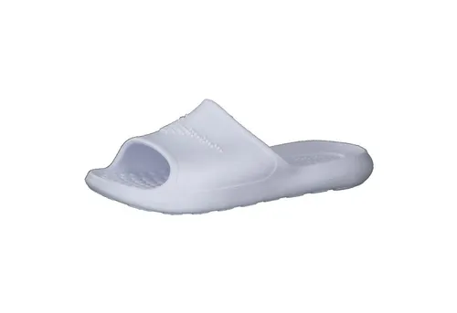 Nike Damen Badeschlappen Victori One CZ7836 - Die Nike Victori One Badeschlappen bieten leichten Tragekomfort und ein konturiertes Fußbett. Ideal für Strand und Alltag, sorgen sie mit ihrem weichen Schaumstoff und dem gepolsterten Riemen für ein angenehmes Tragegefühl.