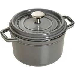 STAUB Gusseisen Bräter/Cocotte 14 cm - Runder Bräter aus emailliertem Gusseisen mit 0,8 L Volumen, ideal für saftiges Garen auf allen Herdarten inkl. Induktion. Die Aromaregen Funktion sorgt für optimale Befeuchtung und zarte Ergebnisse.