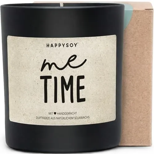 Vegan Duftkerze im Glas mit Spruch aus Sojawachs - Handgemacht für entspannende Momente - ELEGANTE DUFTKERZE für ein gemütliches Zuhause oder als liebevolles Geschenk. HAPPYSOY Kerzen bieten eine lange Brenndauer von 60 Std. und sind aus 100% Sojawachs, handgefertigt mit reinsten Duftstoffen für ein harmonisches Ambiente.