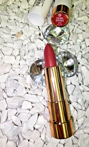 Essence this is me. SEMI SHINE Lippenstift 102 True Me Pflege CLEAN BEAUTY