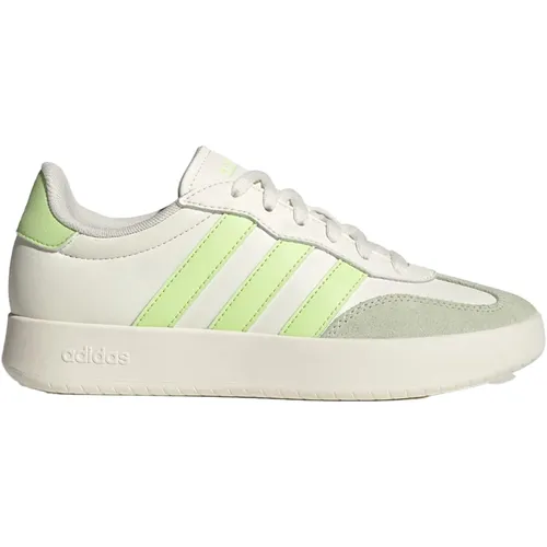 adidas Damen BARREDA Schuhe - Off White/Semi Green Spark - Damen-Sneaker mit regulärer Passform, aus Synthetik- und Wildleder, ideal für stilbewusste Frauen, die Komfort und Trend vereinen.