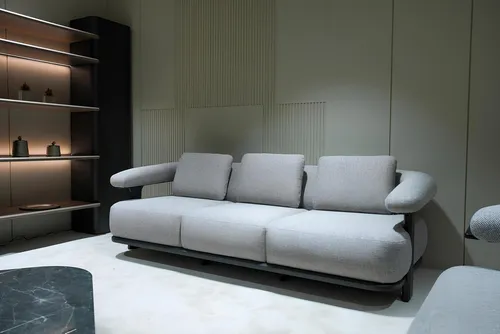 Exklusives Graues Polstersofa Designer 4-Sitzer - Modernes 4-Sitzer Sofa in elegantem Grau, ideal für Wohnräume. Mit hochwertigem Stoffbezug und stabilen Holzrahmen für langanhaltenden Komfort. Maße: 240 x 100 x 75 cm, keine Montage erforderlich.
