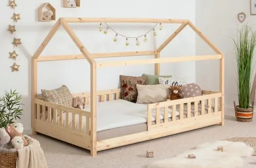 TiCAA Kinderbett Hausbett Kay 90x200 cm – 140x200 cm - Kleinkindbetten, sicheres und höhenverstellbares Design aus massivem Kiefernholz, inkl. Rolllattenrost und variablem Rausfallschutz für optimalen Komfort.