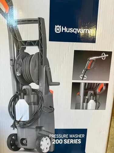 Husqvarna Hochdruckreiniger PW235 - Hochdruckreiniger mit 135 bar Druck und 1500-2000 W Leistung, ideal für effektive Reinigung von Terrassen und Fahrzeugen. 2 Jahre Herstellergarantie.