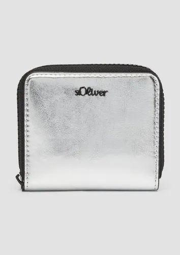 s.Oliver Zip Wallet White silberfarben - Elegante Portemonnaie in glamouröser Optik, mit Zipper und praktischen Fächern für Geldscheine und Münzen. Ideal für stilbewusste Frauen, die Ordnung schätzen.