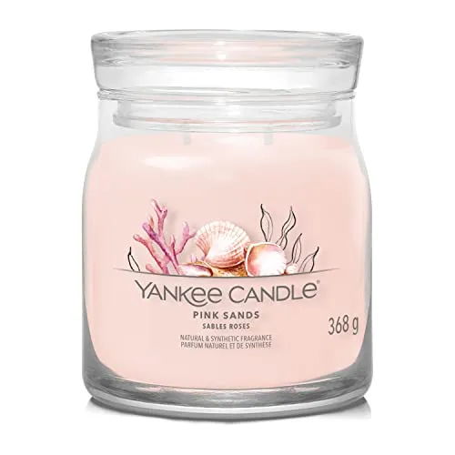 Pink Sands Signature Medium Jar 368g 2-Docht - Kerze mit 2 Dochten, die eine harmonische Mischung aus Zitrusfrüchten, Vanille und Blüten bietet – für eine entspannende Karibik-Atmosphäre in Ihrem Zuhause.