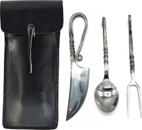 Fuhrmannsbesteck Set aus Edelstahl mit Ledertasche - Mittelalterliches Besteckset mit handgeschmiedetem Messer, Gabel und Löffel. Ideal für authentische Darstellungen und besondere Anlässe. Lieferung inklusive schwarzer Lederscheide für praktischen Transport.
