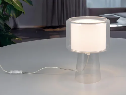 Ausgefallene LED Tischlampe mit Glasfuß und Stoffschirm - Die stilvolle LED Tischlampe vereint modernes Design und Funktionalität. Ideal als Nachttischlampe oder für die Fensterbank, sorgt sie für blendfreies Licht und eine gemütliche Atmosphäre in jedem Raum.