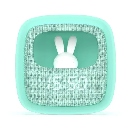 Wecker mit Nachtlicht Billy Clock - Kinderwecker Hase - Vorderseite Stoff - Soft-Touch Silikon-Rahmen - Digitaler Lichtwecker mit Datum, Uhrzeit & 3 Weckfunktionen - Variable Helligkeit - Blau - MOB