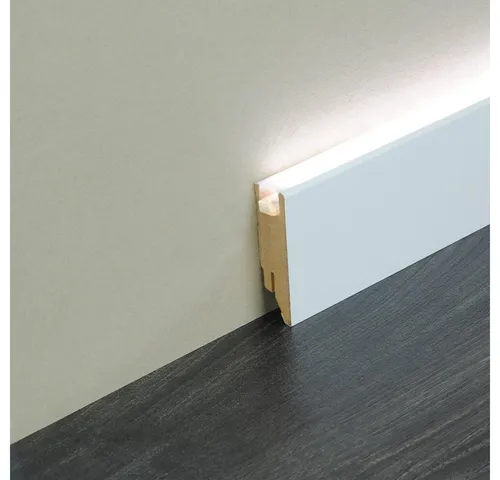 Kosche LED-Sockelleiste MDF weiß 19 x 70 mm, 2500 mm - Elegante LED-Sockelleiste aus hochwertigem MDF, ideal für stilvolle Raumgestaltung und stimmungsvolle Beleuchtung. Maße: 19 x 70 x 2500 mm.