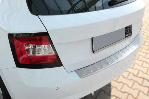 RECAMBO Ladekantenschutz für SKODA FABIA III - Abdeckblenden für perfekten Schutz und exklusive Optik, passgenau durch 3D-Technologie und einfach zu montieren dank vormontiertem Spezialklebeband.