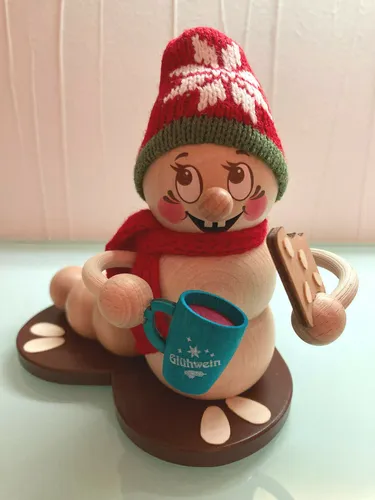 Räucherfigur Weihnachtsmarkt Rudi von Kuhnert - Nussknacker: Wertvolle Holzräucherfigur aus dem Erzgebirge, ca. 13 cm hoch, handbemalt und ideal für festliche Dekoration in jedem Raum.