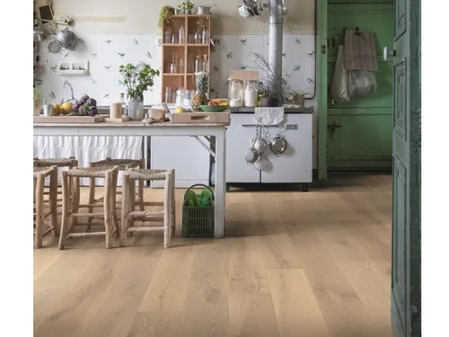Timefloor Kalkeiche Rustikal Parkett 10mm - Erleben Sie die natürliche Schönheit mit dem Timefloor Kalkeiche Rustikal Parkett. Diese 10mm Landhausdiele aus massiver Eiche sorgt für ein warmes Ambiente und besticht durch ihre rustikale Optik. Ideal für stilvolle Wohnräume.