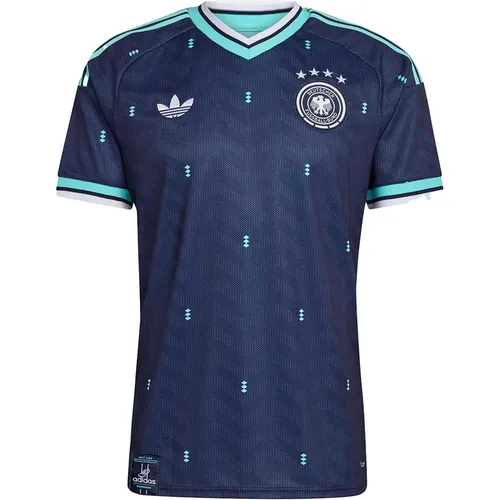 ADIDAS Herren Trikot Deutschland 26 Auswärts - Das Deutschland 26 Auswärtstrikot von ADIDAS verbindet Fußballtradition mit modernem Design. Es bietet optimalen Tragekomfort und eine schlanke Passform, ideal für Sport und Freizeit.