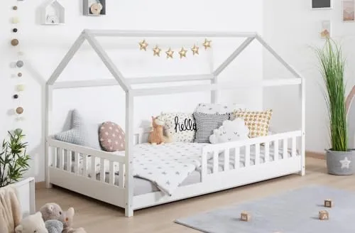 TiCAA Kinderbett Hausbett Kay 90x200 cm - 140x200 cm, inkl. Rolllattenrost & Rausfallschutz - Kleinkindbetten: Sicheres Hausbett aus Kiefer Massivholz, höhenverstellbar mit abnehmbarem Rausfallschutz für einfachen Ein- und Ausstieg.