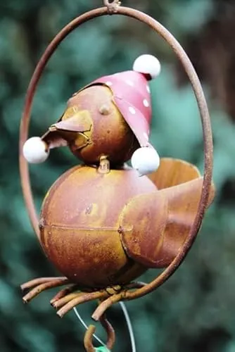 Po Meisenringhalter mit Vogel und Meisenring - Wetterfester Meisenringhalter mit handbemalten Details. Inklusive Meisenring auf roter Kordel für ein einladendes Vogel-Futtererlebnis.