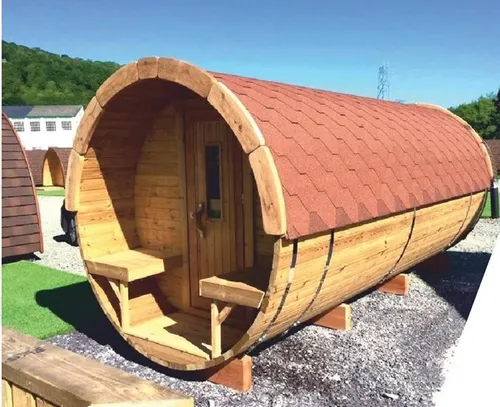 Holzfassauna Outdoor-Sauna im Gartendesign - Geräumige Fasssauna für bis zu 8 Personen, ideal für den Außenbereich. Mit hochwertigem Kiefernholz und elektrischer Heizung für entspannende Momente im eigenen Garten.