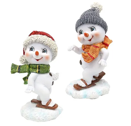 Dekohelden24 Dekofigur Schneekinder 2er Set mit Skiern - Dekofiguren für eine fröhliche Winteratmosphäre, detailreich gestaltet aus hochwertigem Polyresin, ideal für festliche Dekoration auf Regalen oder Tisch.