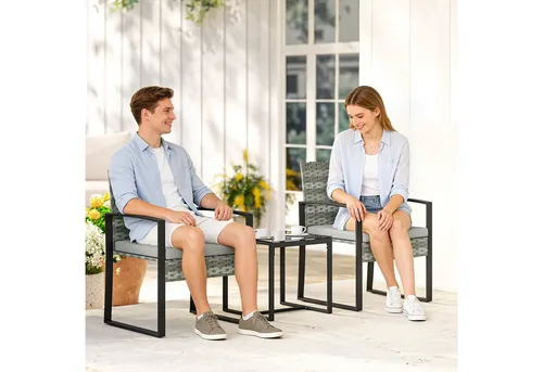 Outsunny 3-teiliges Rattan Bistroset für Garten und Balkon - Elegantes Gartenmöbel-Set für 2 Personen: Mit gepolsterten Stühlen und einem praktischen Tisch. Ideal für entspannte Stunden im Freien. Wetterbeständiger Kunststoff-Rattan schützt vor Witterungseinflüssen.