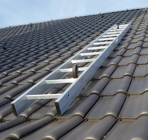 Alu Kaminkehrer-Dachleiter 5,04 m mit 18 Sprossen - Leiter aus hochwertigem Aluminium, max. Tragfähigkeit 150 kg, ideal für sichere Zugangslösungen auf Dächern.