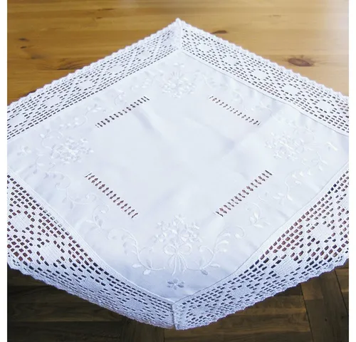 matches21 HOME & HOBBY Tischdecke Tischdecke BRIT Häkelkante & Stick Landhausstil Polyester 60 x 60 cm (1-tlg), Pflegeleicht & waschbar bei 30 °C