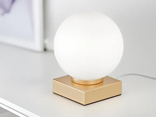 Kleine LED Tischleuchte Gold mit Opalweißem Glasschirm – Retro Flair für Ihr Zuhause - Elegante LED Tischleuchte mit goldenem Metallfuß und opalweißer Glaskugel. Ideal als Nachttischlampe oder dekoratives Lichtobjekt. Die dimmbare Leuchte sorgt für eine gemütliche Atmosphäre in jedem Raum.