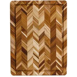 TeakHaus HERRINGBONE Schneidebrett aus Teakholz – 46 cm mit Saftrinne - Elegantes 46 cm Schneidebrett im Herringbone-Design aus FSC®-zertifiziertem Teakholz. Ideal für große Mengen und vielseitig nutzbar – auch als Servierbrett. Hochwertige Verarbeitung und antibakterielle Eigenschaften für eine sichere Nutzung.