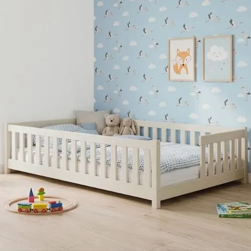 Kids Collective Kinderbett Bodenbett 120x200 cm mit Rausfallschutz - Nachhaltiges Kinderbett aus FSC-zertifiziertem Kiefernholz, ideal für selbstständiges Ein- und Aussteigen. Mit stabilem Lattenrost und sicherem Rausfallschutz für eine geförderte Bewegungsfreiheit im Kinderzimmer.