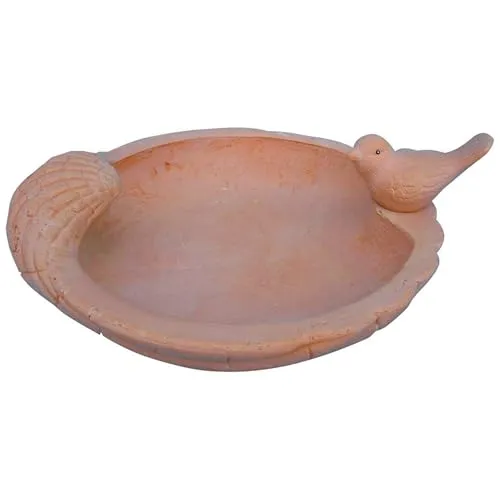 Vogeltränke mit Spatzenfigur aus Terracotta – Keramik Wasserstelle - Dekorative Vogeltränke in Terrakotta-Optik für Garten und Balkon. Mit detailreicher Spatzenfigur und robuster Keramik – ideal, um Vögel anzulocken und die Artenvielfalt zu fördern. Praktische Maße (L33 × B31 × H12,5 cm) für einfache Platzierung und Reinigung.