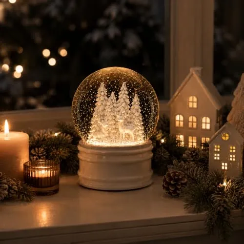 Schneekugel Weihnachten Ø 100 mm mit LED-Beleuchtung & 6H Timer – Winterwald mit Hirschfamilie & Tannenbäumen – eleganter Schnee-Effekt, 16 cm
