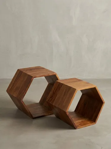 Beistelltisch 2er Set aus Sheesham Massivholz - Beistelltische fürs Wohnzimmer mit beeindruckender Waben-Form, aus hochwertigem Sheesham-Massivholz gefertigt. Ideal für Ordnung und Stil im Wohnbereich.