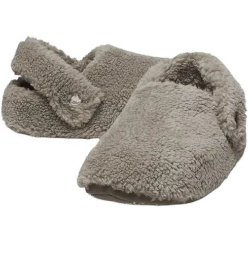 Crocs Classic Cozzzy Slipper - Flauschige Hüttenschuhe 46/47 - Sandalen mit Kunstfell in Braun/Beige, isolierend und ideal für gemütliche Tage zu Hause. Entdecken Sie weitere Top-Angebote von Crocs im Bergfreunde.de Online-Shop!
