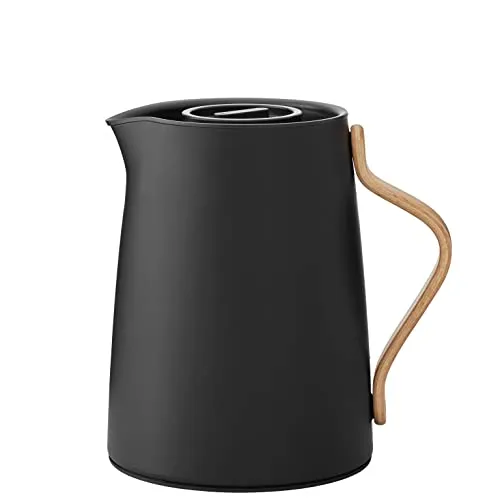Stelton Emma Isolierkanne 1 l – Tee in soft black - Thermobehälter mit Smart-Filter für optimale Teezubereitung. Elegantes skandinavisches Design aus lackiertem Edelstahl und Buchenholz, ideal für Teeliebhaber.