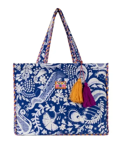 Oilily Sanny Shopper Mazarine Blue - Stylische Handtasche aus strapazierfähigem Baumwollpopeline mit geräumigem Hauptfach, ideal für A4-Unterlagen. Praktische Details wie Reißverschluss und abnehmbare Quasten sorgen für einen modernen Look.