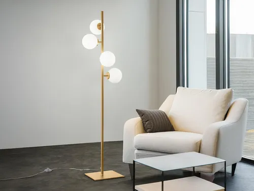 LED Stehlampe Gold mit Glaskugeln – Retro Eleganz für Ihr Wohnzimmer - Stilvolle LED Stehleuchte mit goldenem Metallfuß und 4 opalweißen Glaskugeln. Diese Lampe sorgt für ein behagliches Licht und setzt elegante Akzente in jedem Raum.