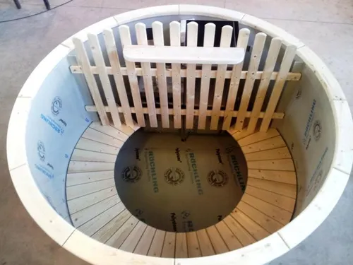 Wellnesspool Whirlpool Blubberbad – Entspannung für bis zu 4 Personen - Rundes Badefass mit einem Durchmesser von 1,5 m und einer Höhe von 1,05 m, aus hochwertigem Holz gefertigt. Ideal für entspannende Stunden im eigenen Garten.