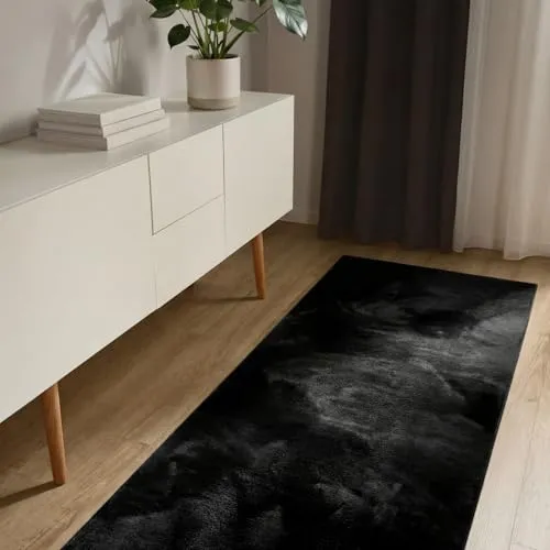 benuta Basic Kunstfaser Fellteppich Furry - Schwarz 70x200 cm - Weich und Pflegeleicht - Weicher Kunstfell-Teppich Furry in Schwarz, ideal für Wohnräume. Mit rutschfester Rückseite und waschbar für einfache Pflege. Perfekt für Fußbodenheizungen und setzt modische Akzente.