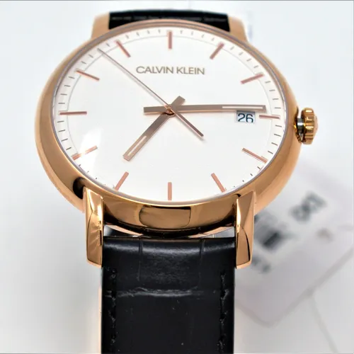 Calvin Klein Klassische Uhr K9H216C6 - Elegante Armbanduhr für Damen mit roségoldenem Edelstahlgehäuse und schwarzem Lederarmband. Wasserdicht bis 3 bar, ideal für jeden Anlass.