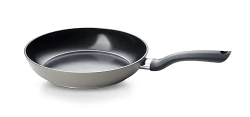 Fissler Essential Bratpfanne 24 cm - Keramikbeschichtet, Induktion, Made in Germany - Hochwertige 24 cm Bratpfanne mit keramischer Antihaftbeschichtung, ideal für empfindliche Lebensmittel. Hergestellt aus 100% recyceltem Aluminium in Deutschland für nachhaltigen Genuss.