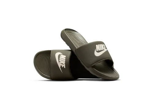 Nike Sportswear VICTORI ONE SLIDE Badesandale Badelatschen grün 47,5 EU - Sportliche Badesandale in CARGO KHAKI für Komfort am Strand oder Pool. Die Phylon-Mittelsohle bietet hohe Dämpfung, ideal für entspannte Tage. Größe 47,5, fällt klein aus – bitte eine Größe größer bestellen.