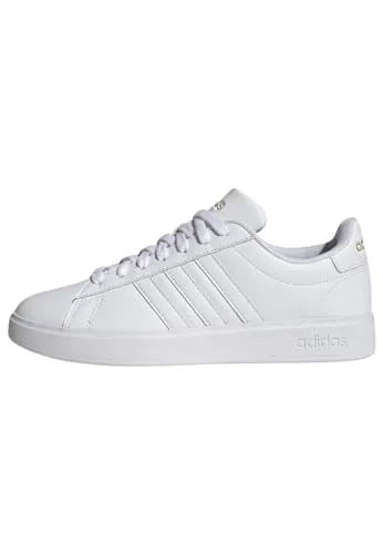 adidas GRAND COURT CLOUDFOAM Sneaker - Sneaker in Cloud White mit sportlichem Design, inspiriert vom adidas Superstar. Ideal für Komfort beim Laufen dank Cloudfoam-Dämpfung.